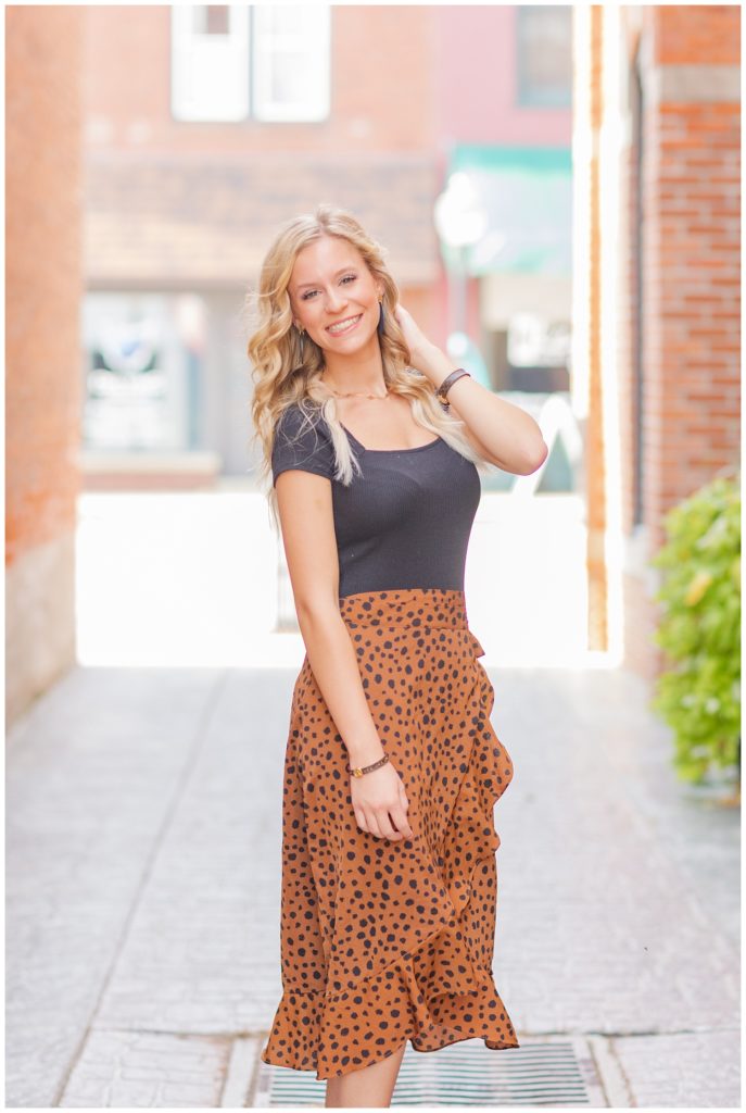 senior girl posing in alley for photoshoot in Ohio