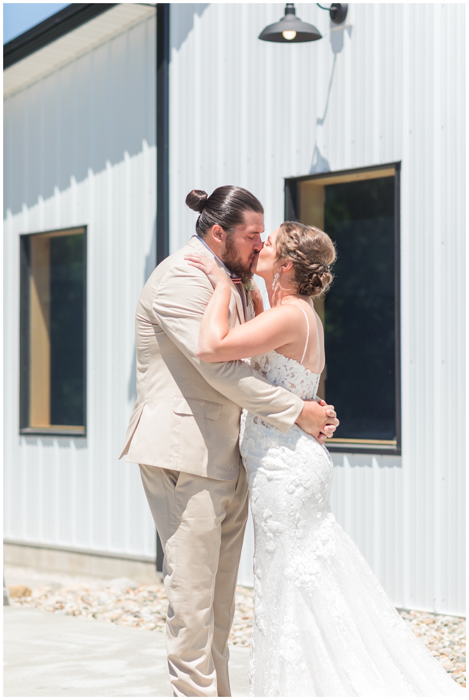 bride and groom kissing at Ohio wedding venue