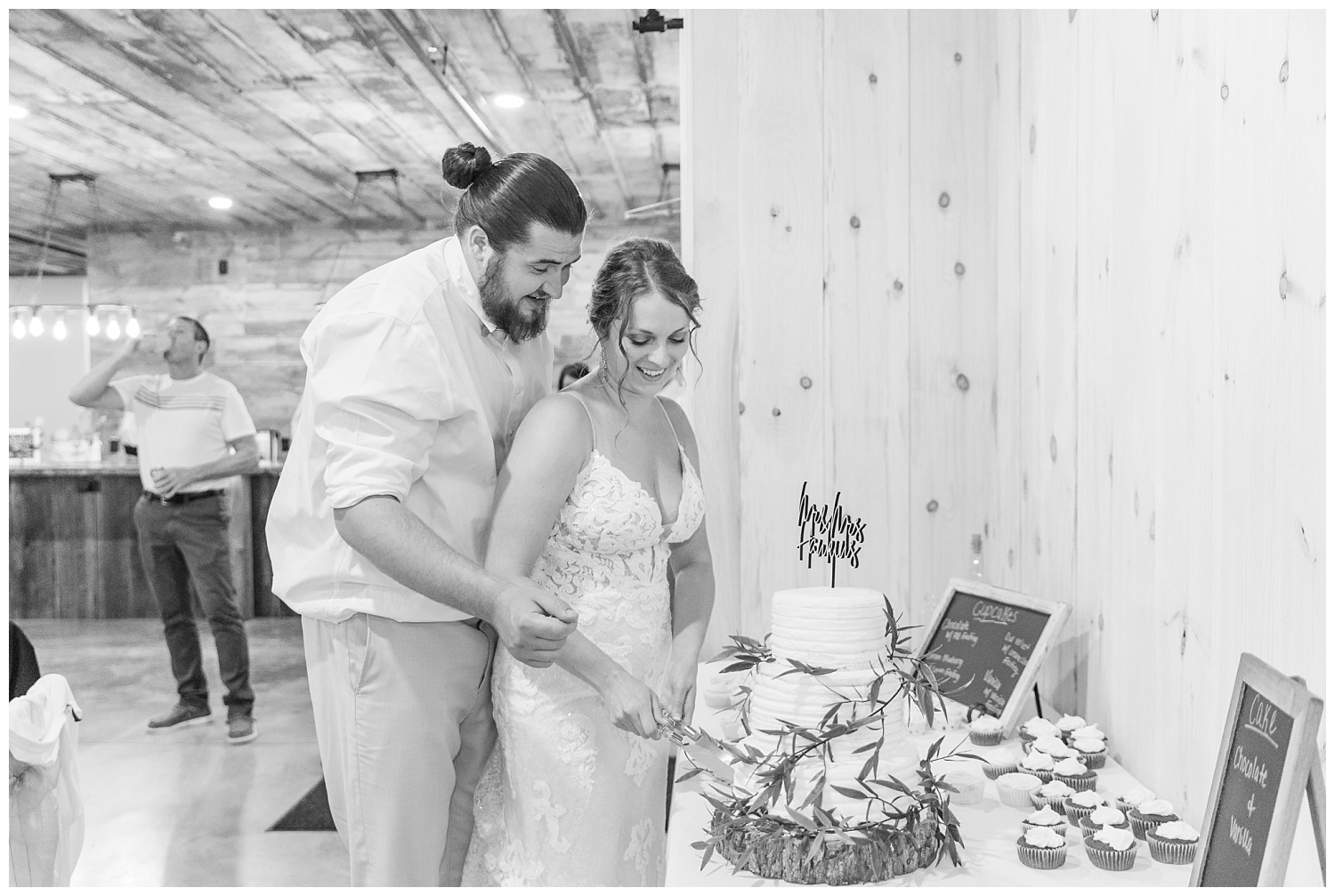 bride and groom cutting their cake in Ohio