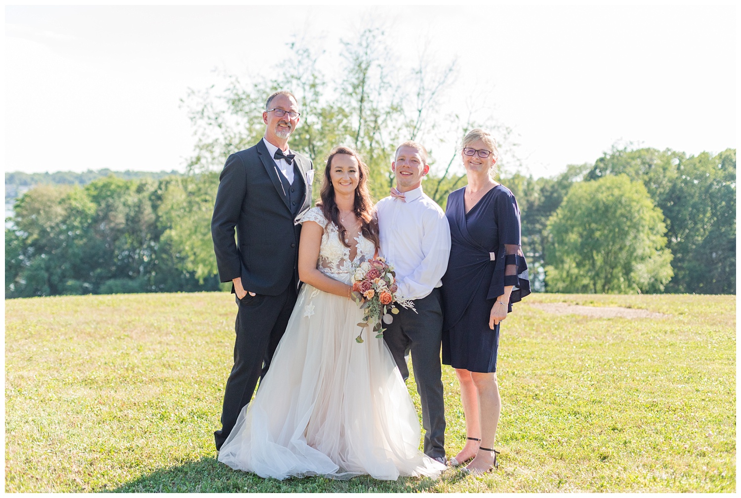 bride posing with her parents at Ohio wedding