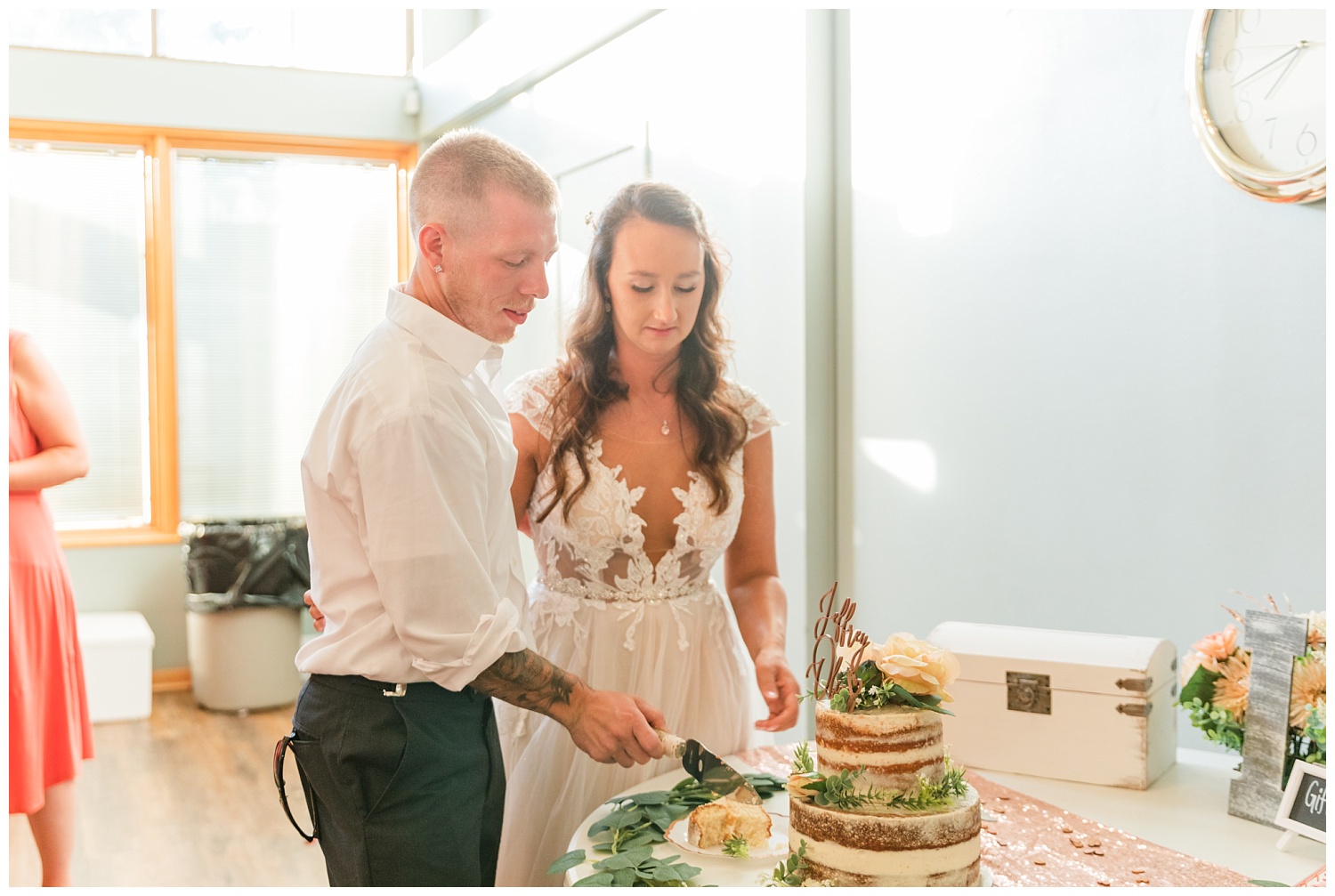 wedding couple cutting their cake in Ohio