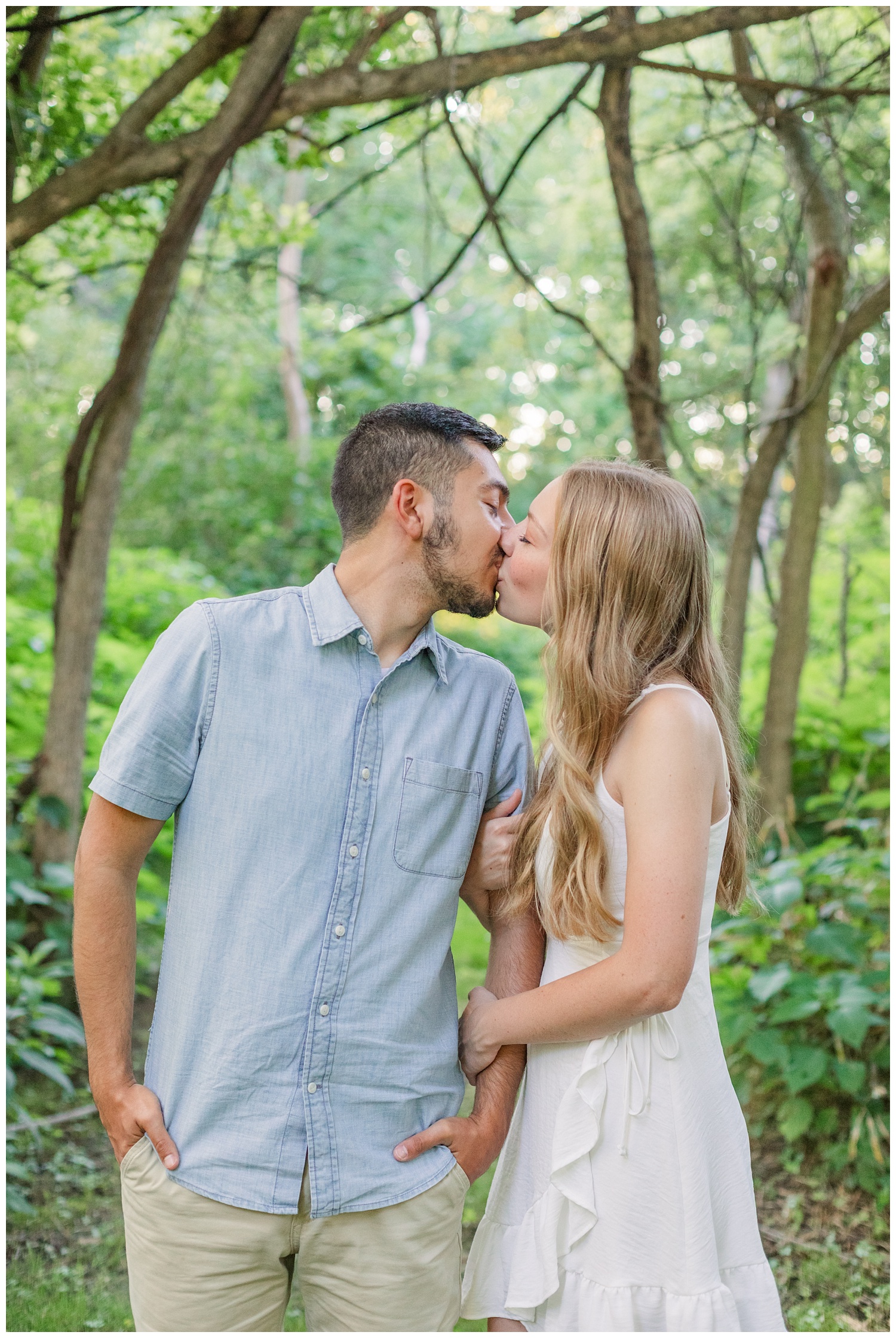 couple kissing at Ohio engagement session