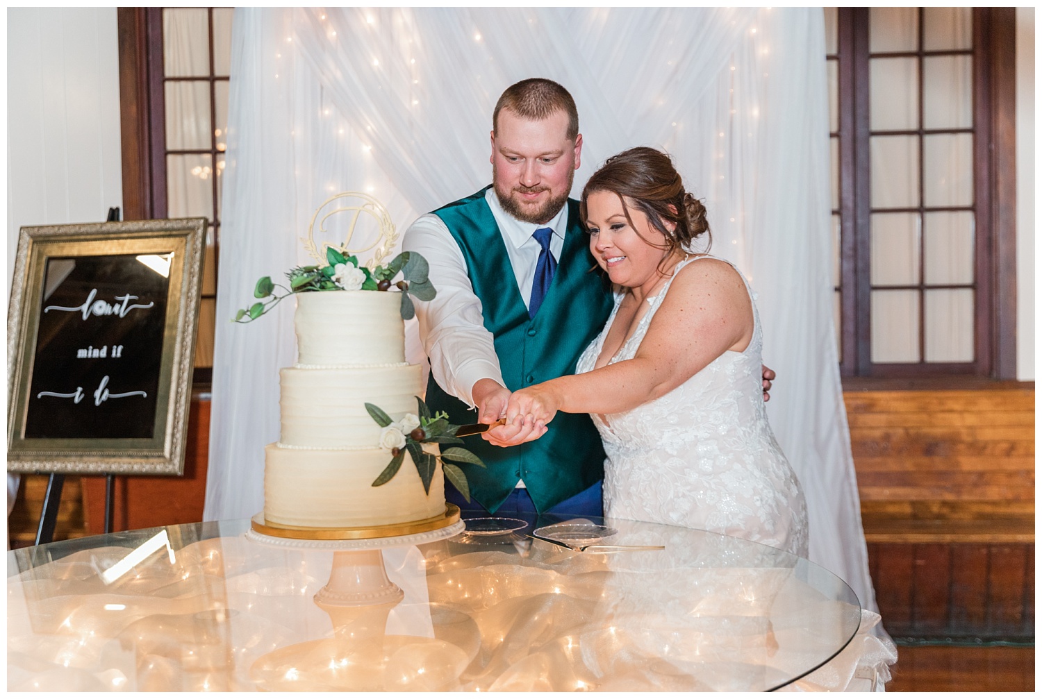 bride and groom cutting their cake at wedding reception in Ohio