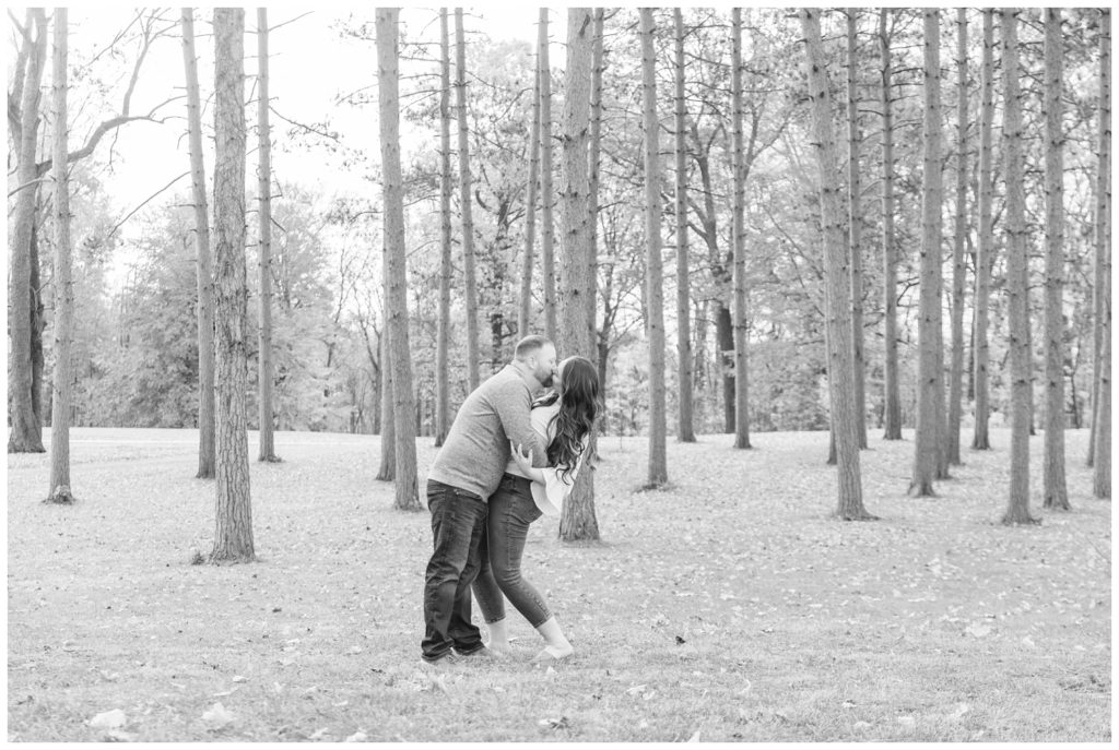 couple dipping back to kiss at Ohio engagement session
