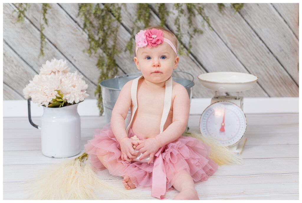little girl wearing a pink tutu for her first birthday photo session