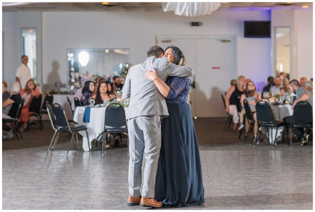 groom dancing with his mom at Camden Falls reception in Tiffin, Ohio