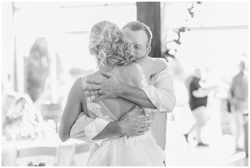 bride hugging her dad after their dance at West Mansfield, Ohio venue