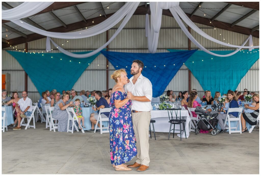 groom dancing with his mom at summer country wedding reception in Ohio