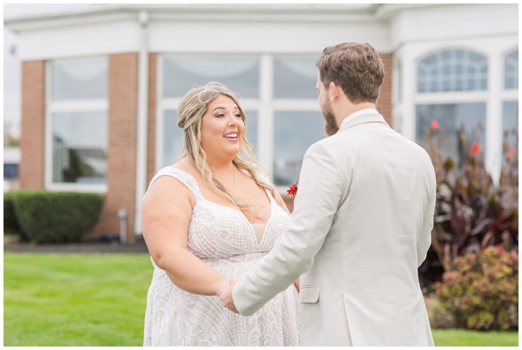 how to create a magical first look for your wedding at The Sandusky Yacht Club in Ohio