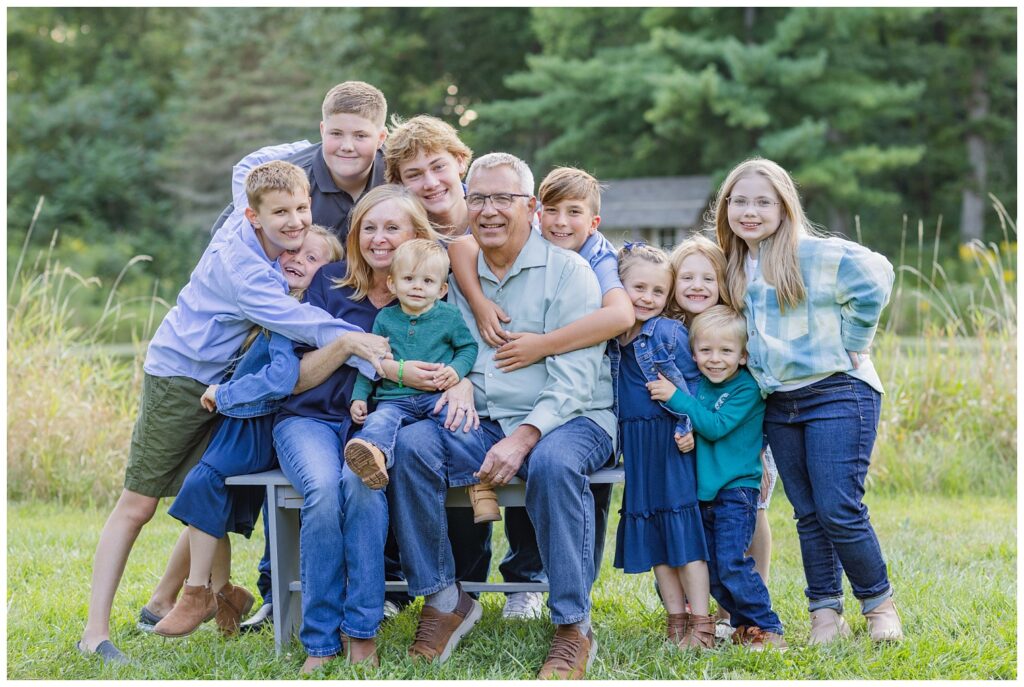 extended family session in a field by Tiffin, Ohio wedding photographer