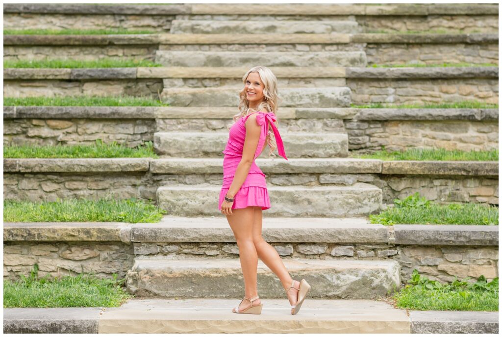 high school senior posing on the steps of the amphitheater at Ohio State campus