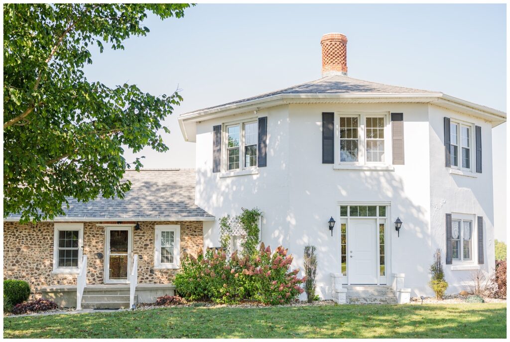 front view of the Octagon House wedding venue in Tiffin, Ohio