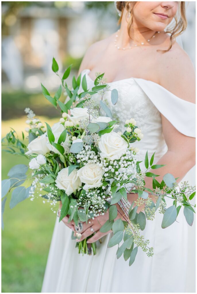 close up detail of the bride holding her bouquet at fall wedding